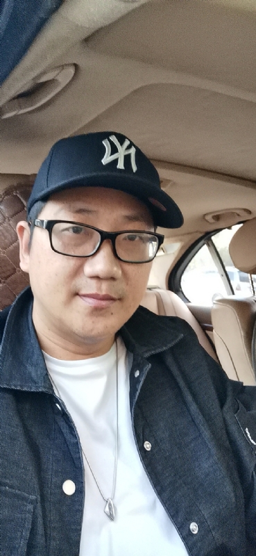 拥抱幸福的第一张照片--顺昌婚介网